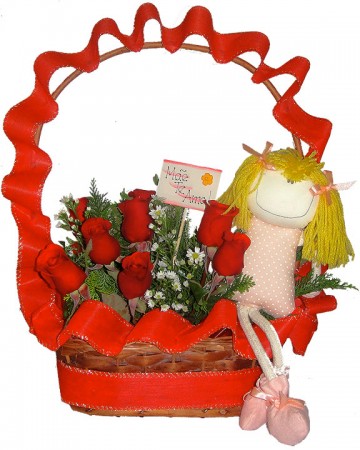 Cesta com Boneca e rosas vermelhas